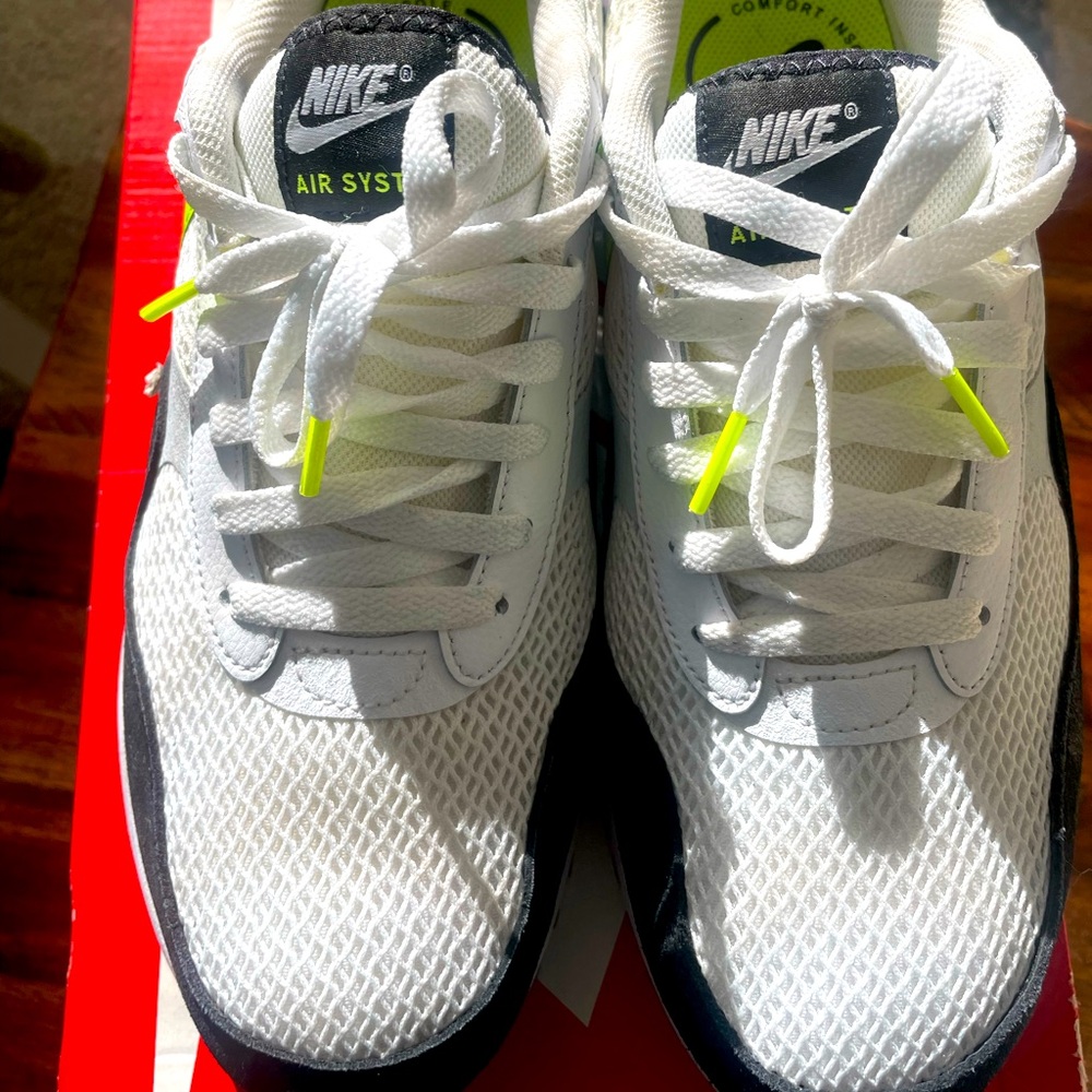 Like New Nike Air Max SYSTM. Size 10